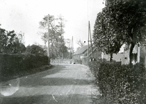 OV_VOORWEG_10 Kijkje in de Voorweg, met rechts achter de boerderij van de familie Oranje; ca. 1930