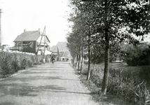 OV_VOORWEG_13 De Voorweg, met rechts de begraafplaats; ca. 1920