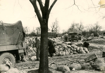 OV_WATERSNOODRAMP_010 Zandzakken vullen op de zanderij aan de Berkenrijsweg; 2 februari 1953