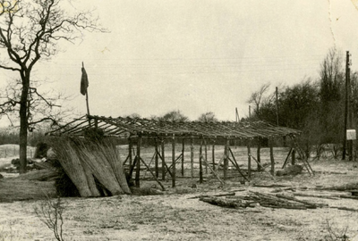 OV_WATERSNOODRAMP_012 Zandzakken vullen op de zanderij aan de Berkenrijsweg; de veldkeuken in opbouw; 2 februari 1953