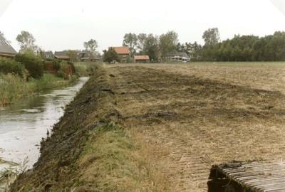 OH_EEWEG_05 Uitbaggeren van de watering langs de Eeweg achter de Den Uylstraat. Op de achtergrond de Hollandseweg; ca. 1997
