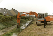 OH_EEWEG_06 Uitbaggeren van de watering langs de Eeweg achter de Den Uylstraat. Op de achtergrond de Hollandseweg; ca. 1997