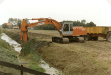 OH_EEWEG_07 Uitbaggeren van de watering langs de Eeweg achter de Den Uylstraat. Op de achtergrond de Hollandseweg; ca. 1997