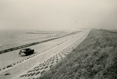 OH_HERSTEL_42 Herstel Zeedijk met diabool glooiing en Keerwand; 1955