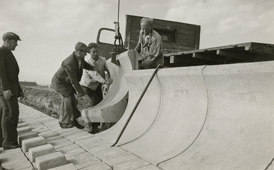 OH_HERSTEL_45 Verhoging Oudenhoornse Zeedijk met elementen Keerdam; 1955