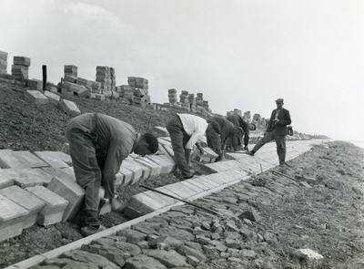 OH_HERSTEL_85 Herstel Oudenhoornse Zeedijk met diabool glooiing en keerwand; 1955