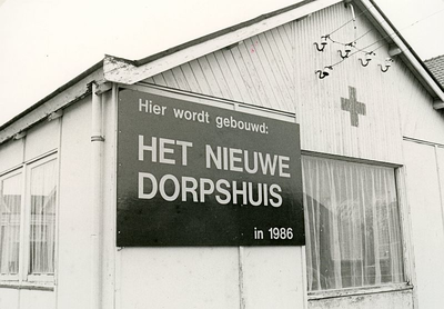 OH_MOLENWEG_26 Aankondiging voor de bouw van het nieuwe Dorpshuis; 12 december 1985