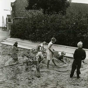 OH_RING_07 Een zestal kinderen spelen in een zandhoop aan de Ring; ±1970