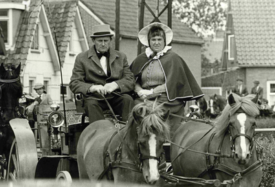 OH_RING_23 Een optocht van historische paard en wagens door Oudenhoorn; 22 juni 1987