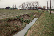 OH_TUSSENWEG_02 Inspectie van ingezakte slootkant langs de Tussenweg; 1994