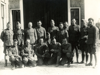 OH_TWEEDEWERELDOORLOG_01 Groepsfoto van de militairen van de I en II 34 regiment ; Mei 1940