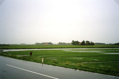 OH_WATEROVERLAST_02 Hoog water door overvloedige waterval. Kijkje op de ondergelopen polder Oudenhoorn vanaf de Eeweg; ...