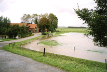 OH_WATEROVERLAST_03 Hoog water door overvloedige waterval. Boerderij met ondergelopen weiland; September 1998