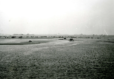 OH_WATERSNOODRAMP_002 De ondergelopen polder Oudenhoorn, gezien vanaf de Zeedijk; 1 februari 1953