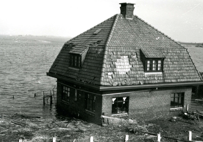 OH_WATERSNOODRAMP_007 Het lichtwachterhuis langs de Zeedijk; 1 februari 1953