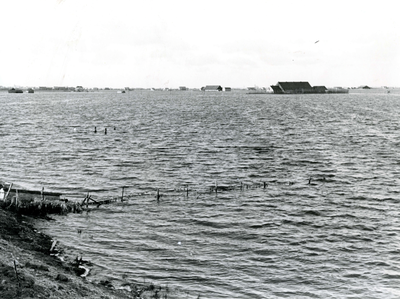 OH_WATERSNOODRAMP_010 De ondergelopen polder Oudenhoorn, gezien vanaf de Zeedijk; 1 februari 1953