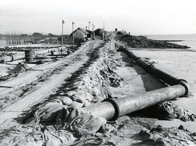 OH_WATERSNOODRAMP_051 Het stroomgat is gedempt; Februari 1953