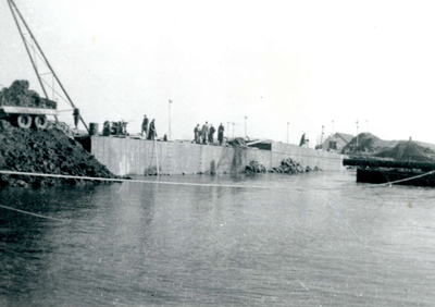 OH_WATERSNOODRAMP_067 Dichten van het stroomgat met een caisson; 26 februari 1953