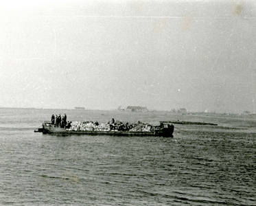 OH_WATERSNOODRAMP_069 Schip met puin voor het dichten van het stroomgat; 26 februari 1953