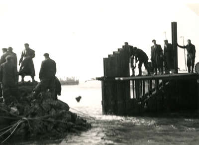 OH_WATERSNOODRAMP_070 Dichten van het stroomgat met een caisson; 26 februari 1953