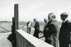 OH_ZEEDIJK_13 Bezoek van Willem-Alexander aan het monument ter nagedachtenis aan de Watersnoodramp, met het waterschap ...