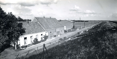 OH_ZEEDIJK_31 Het gemaal langs de Zeedijk, met de de naastgelegen boerderij; 18 juli 1969