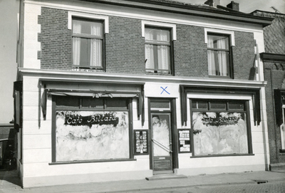 RO_DORPSWEG_29 Het voormalige Raadhuis: de winkel van Schippers de Bazar wordt omgebouwd tot cafe Billard; ca. 1970