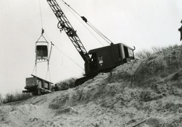 RO_DUINEN_59 Herstelwerkzaamheden aan de duinen, het terugplaatsen van de Goudswaardbank; 1975