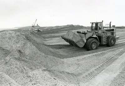 RO_DUINEN_71 Het aanleggen van nieuwe duinen met zand uit de havens op de Maasvlakte; 29 december 1992