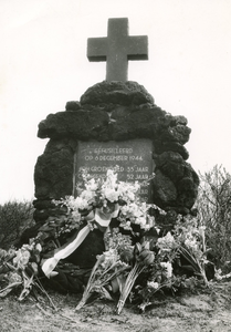 RO_DUINEN_72 Links het monument voor de gefusileerden in 1944; ca. 1980