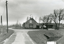 RO_HIPPELSEWEG_01 De Hippelseweg met rechts de Hilseweg. De Verhoeve stee; 7 april 1990