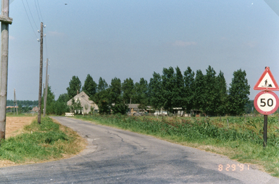 RO_HIPPELSEWEG_04 De Hippelseweg met links afslag Voet of Kraagweg en Verhoeve stee . Boerderij van Leen Kruik; 1991