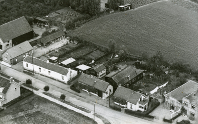 RO_MIDDELDIJK_06 Luchtfoto van de Middeldijk met links het armenhuis en rechts het Ned. Evangelisatie gebouw; 1950