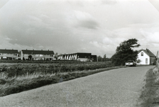 RO_MIDDELDIJK_19 De Middeldijk met rechts de woning van de familie Vermaat en links de woningen aan de Mercuriuslaan en ...