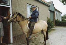RO_MIDDELDIJK_27 De 88-jarige Arie Beijer rijdt nog steeds paard. Links mw. Lekkerkerk - Rietschoten; 1987