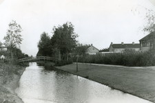 RO_OUDEWEG_02 Het voetpad langs de singel van de voormalige Oudeweg, vanaf de Alardusdreef naar de Middeldijk; April 1975