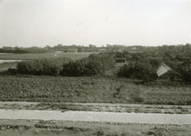 RO_OUDEWEG_06 De Oudeweg met de druivenkast van de familie Langendoen, op voorgrond de Esdoornstraat; ca. 1965