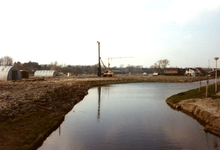 RO_OUDEWEG_19 Slaan van de eerste paal voor de woningbouw langs de Oudeweg; ca. 1978
