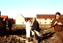 RO_OUDEWEG_22 Slaan van de eerste paal door burgemeester Van Assen voor de woningbouw langs de Oudeweg; ca. 1978