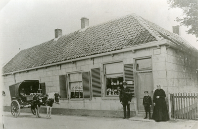 RO_PERSONEN_15 Familie P. Manintveld voor hun winkel en bakkerij aan de Molendijk 1. P. Manintveld, Abraham Manintveld ...