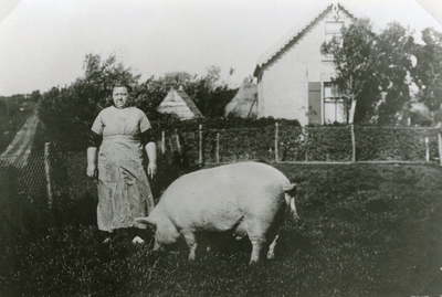 RO_PERSONEN_16 Mevrouw Koekendorp voor haar woning aan de Boomweg met een varken; ca. 1930