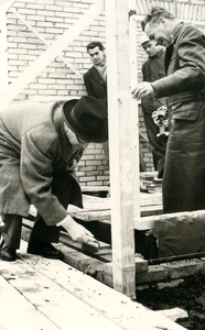 RO_PERSONEN_163 Burgemeester J. Spaans legt de eerste steen voor de bejaardenwoningen aan de W. de Waalstraat; 1959