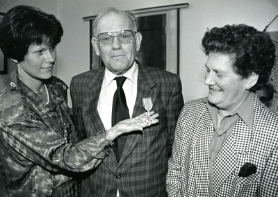 RO_PERSONEN_166 De heer Sjoukes heeft uit handen van burgemeester Inge van Assen een onderscheiding ontvangen; 3 mei 1990