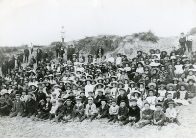RO_PERSONEN_20 De leerlingen van de openbare lagere school van Rockanje tijdens het schoolreisje op 25 juli 1912. De ...