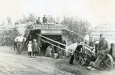 RO_PERSONEN_27 Dorsmachine aan de Oudedijk bij de familie W. 't Mannetje. Op het stro v.l.n.r. Adriaan Tol, Jaap de ...