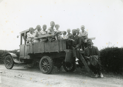 RO_PERSONEN_33 Dagelijks vervoer van gasten van pension Rockania aan de Vleerdamsedijk naar strand; ca. 1930