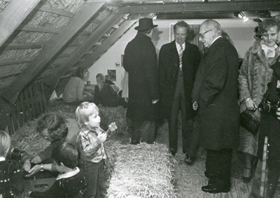 RO_PERSONEN_56 Commissaris van de Koningin M. Vrolijk neemt een kijkje op de Hooizolder; 10 december 1981