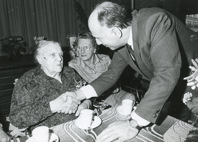 RO_PERSONEN_63 Mevrouw Hester Dijkman viert haar 100ste verjaardag in de Swinshoek en wordt gefeliciteerd door ...