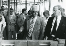 RO_PERSONEN_75 Leggen van de eerste steen voor de nieuwe bank door de heer Bravenboer; 29 mei 1986