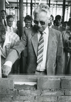 RO_PERSONEN_76 Leggen van de eerste steen voor de nieuwe bank door de heer Bravenboer; 29 mei 1986